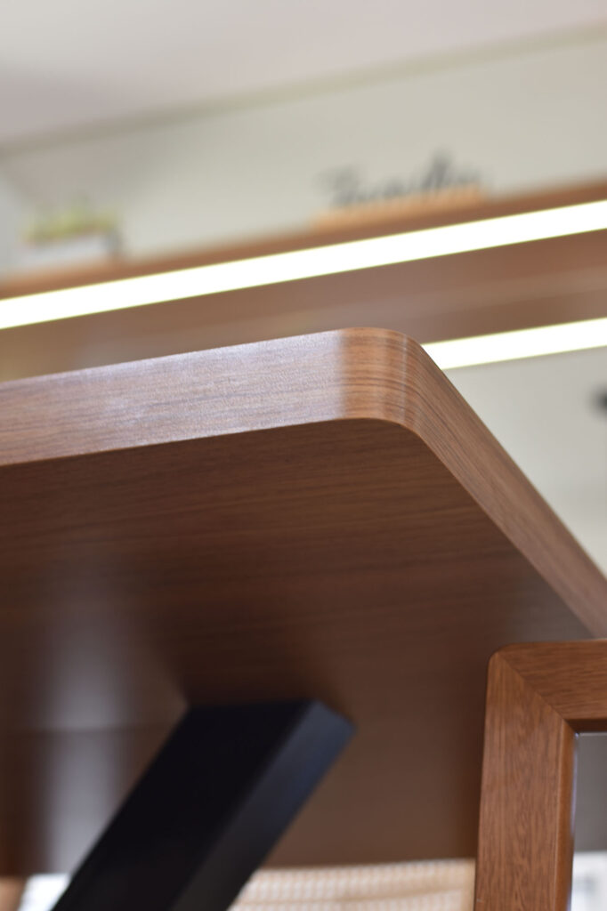 02 Detalhe Acabamento canto arredondado da mesa